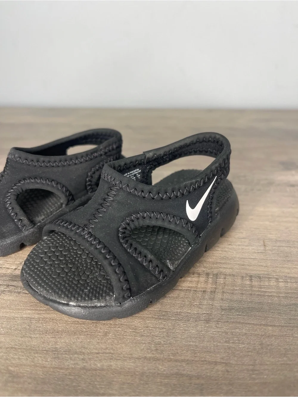 Boys Nike black white summer sandals size 3c 3 - Picture 2 of 6